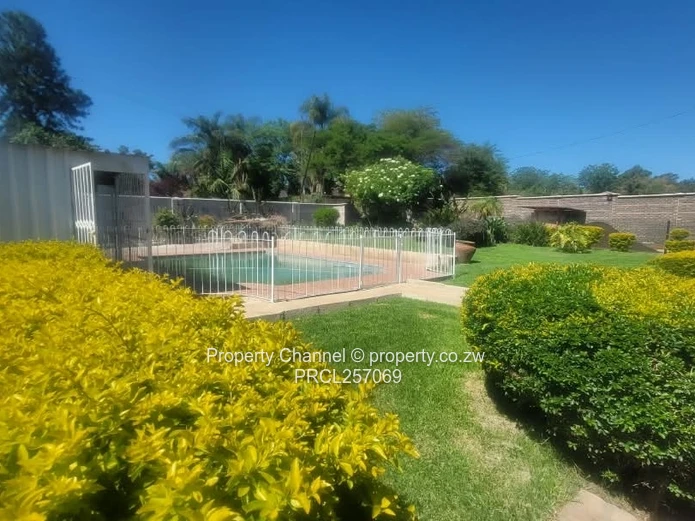 Spacious 7-Bed Home with Pool & Borehole, Greystone Park
