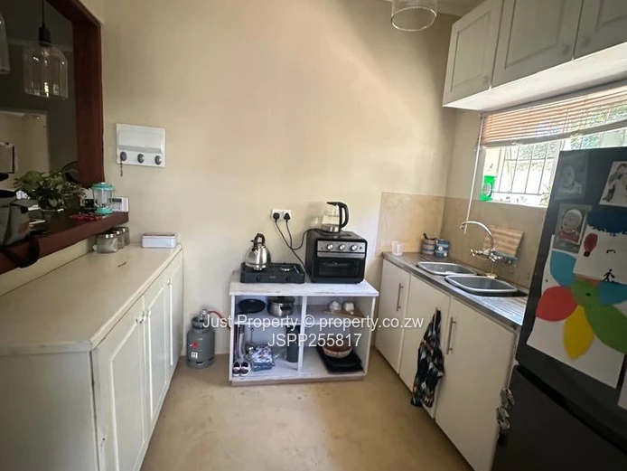 Spacious 5-Bed Victoria Falls Home with Cottage & Garden