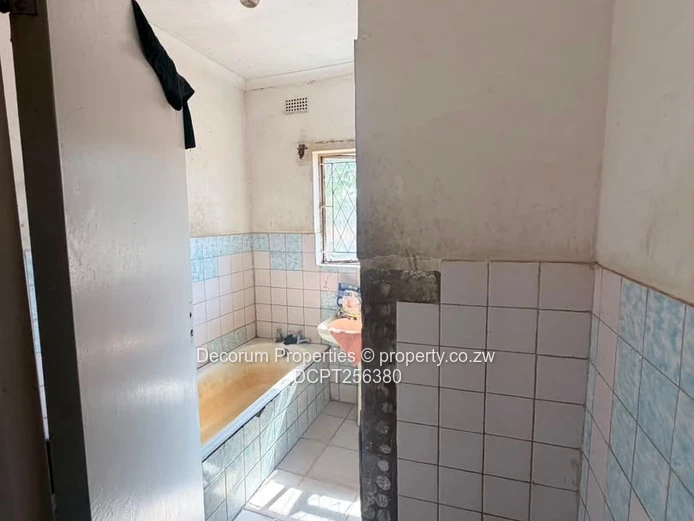 Norton: 4-Bed Walled Home on 2000m² with Fireplace (Sole Mandate)