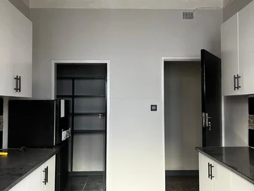 2 Bedroom Flat & Apartment