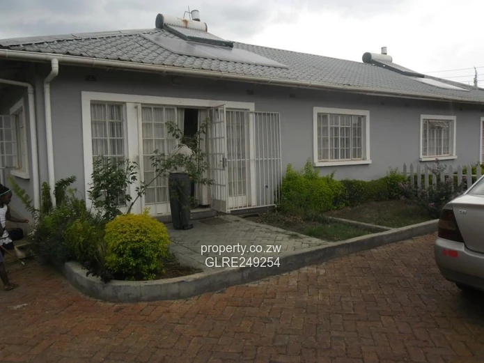 Marlborough 2-Bed Garden Flat — Borehole & Paved Courtyard