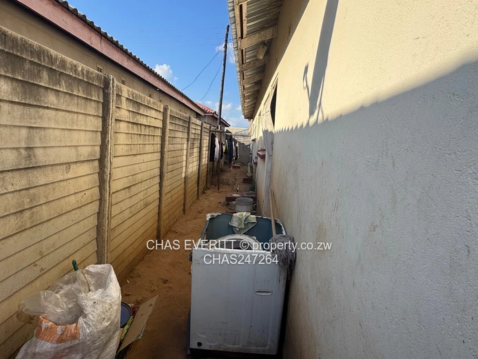 4 beds house in Unit G Makoni Seke Chitungwiza $35k