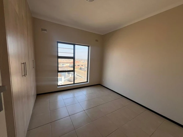 2 Bedroom Flat & Apartment