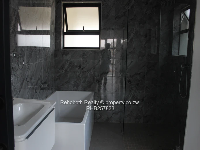 Contemporary 4-Bed Marlborough Flat with Borehole