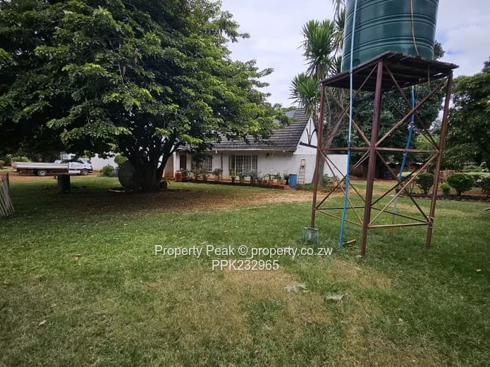 Old Borrowdale 3-Bed Home on 4000m² with Borehole