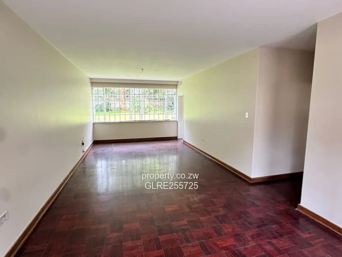 Red-Brick 2-Bed Avondale Flat — Garden & Covered Parking