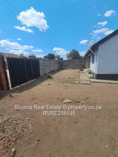 Southerton 3-Bed Bungalow on 668 m² — Walled Yard