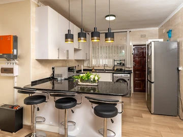 2 Bedroom Flat & Apartment