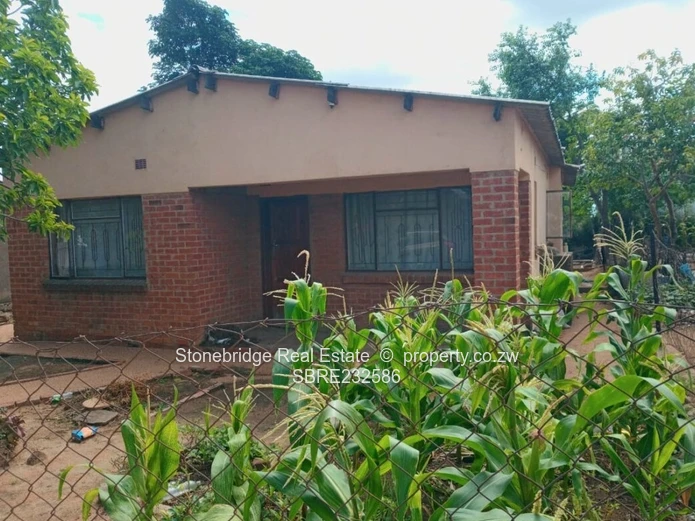 3 Bedroom old Pumula House for sale