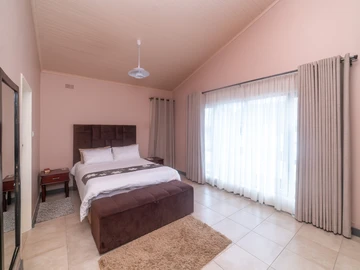 3 Bedroom Flat & Apartment