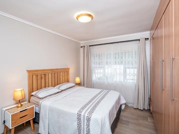 2 Bedroom Flat & Apartment