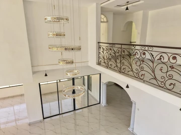 6 Bedroom Flat & Apartment