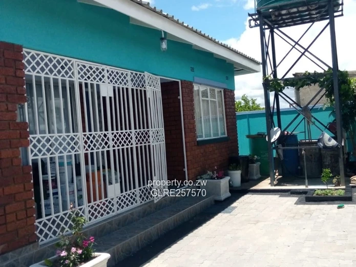 Bright Turquoise 5-Bed Home in Southlea Park — Solar