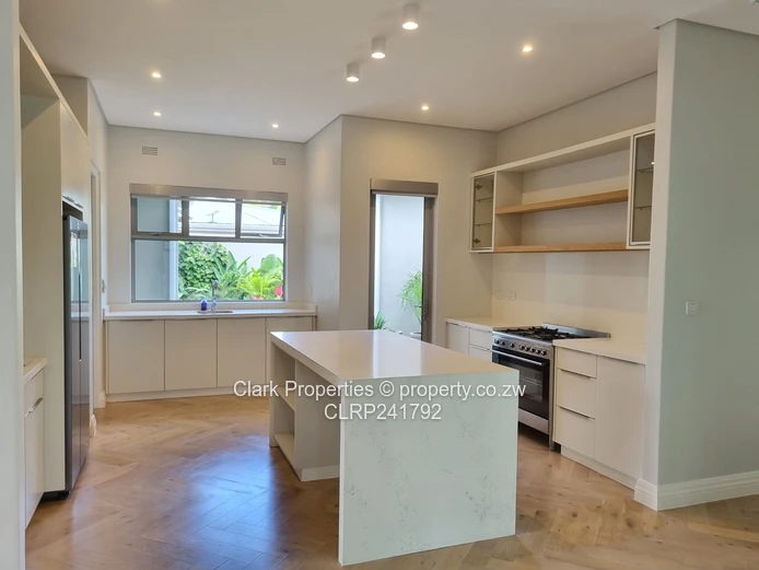 Refined Off-Grid Living in an Exclusive, Upmarket Complex!