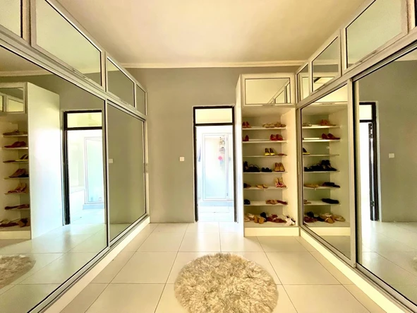 6 Bedroom Flat & Apartment