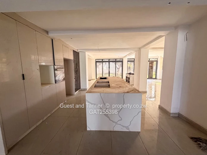 EMERALD HILL | SUBSTANTIAL 5-BEDROOM RESIDENCE ON 2000m²