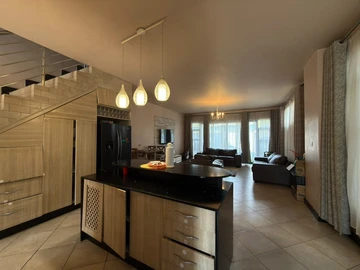 3 Bedroom Flat & Apartment