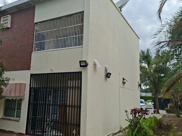 2 Bedroom Flat & Apartment