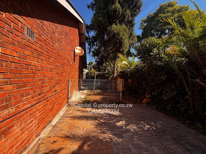 Sunlit 3-Bed Garden Flat with Borehole in Newlands