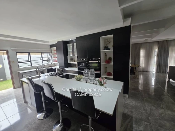 Stylish 4-Bed Ashdown Park: Island Kitchen, Borehole