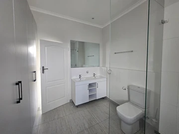 2 Bedroom Flat & Apartment