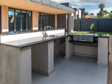 4 Bedroom Flat & Apartment