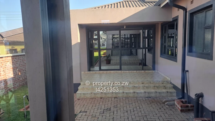 Pomona Nyeredzi neat 4 bedroomed house to Rent