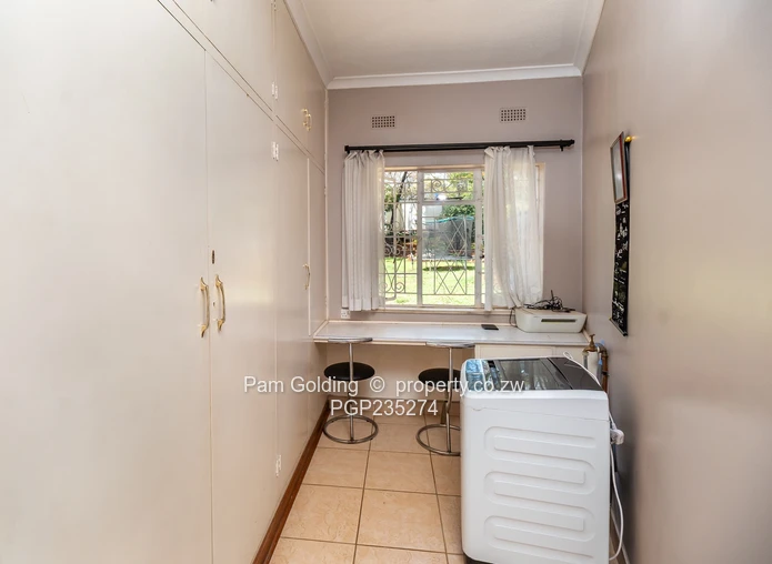 Spacious home walking distance to St Johns College  (Sole Mandate)