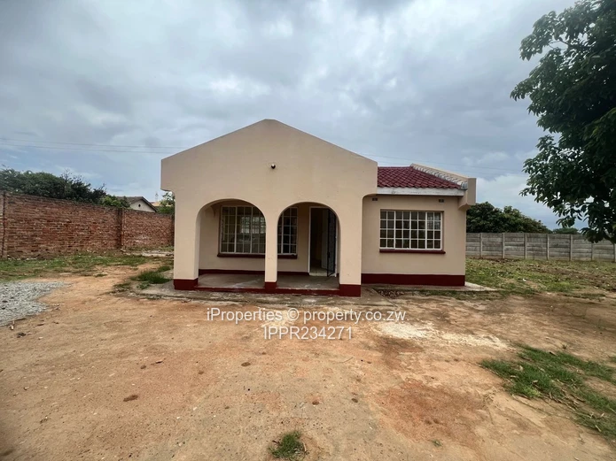 2,248m² stand comes with a neat 2-bedroom cottage 