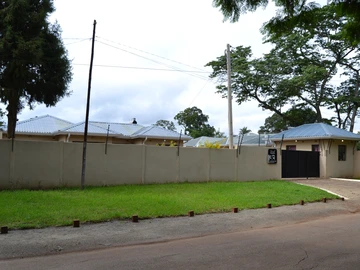Charming 2-Bed Garden Flat with Borehole in Bluff Hill
