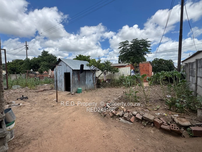 Renovation Opportunity In Luveve!