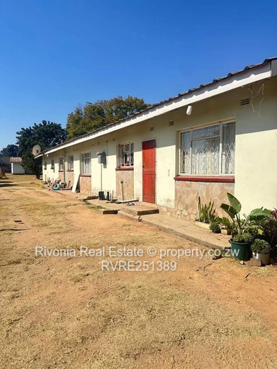 Greendale North: 4-Bed Home on 4200m² with Borehole