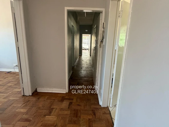 Spacious 450m² Office on 600m² with Borehole — Milton Park