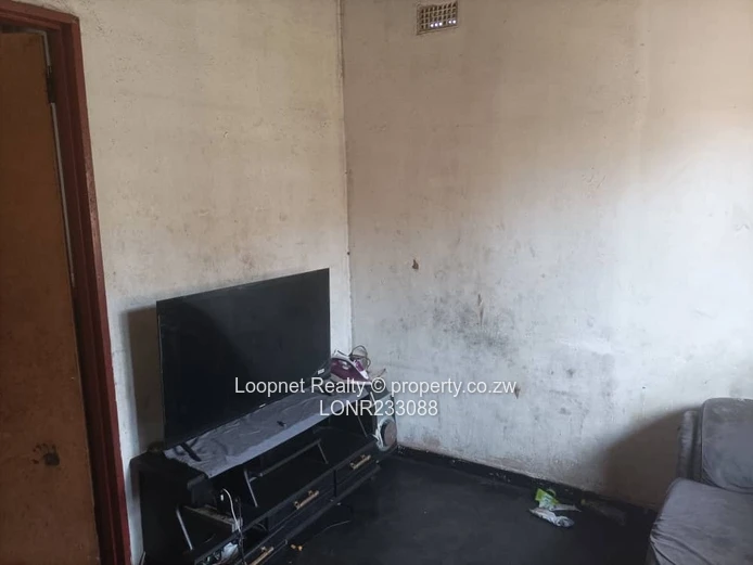 Compact 2-Bed Glen View Home on 220 sqm — Walled & Gated