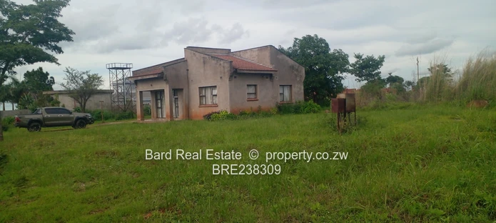 Hogerty Hill Townhouse Complex on 4,348 m² with Borehole