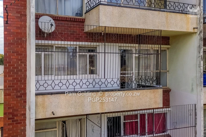 Avenues 1 bed flat for Sale  (Sole Mandate)