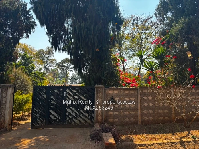 3 Bedroom Home with 2 Cottages for Sale in Bluffhill