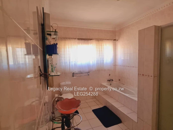 Borrowdale: Grand 9-Bed Residence on 4000m² with Borehole