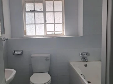 2 Bedroom Flat & Apartment
