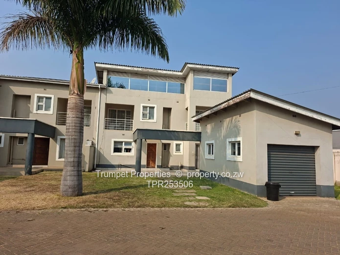 Avondale West: 4BR duplex flat with Garage & Garden