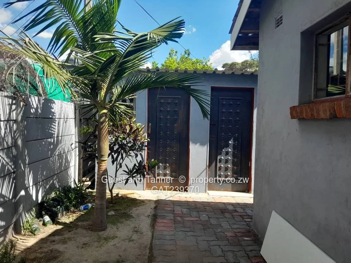 3BR Chadcombe House for Rent - Walled, Gated with Water Tank