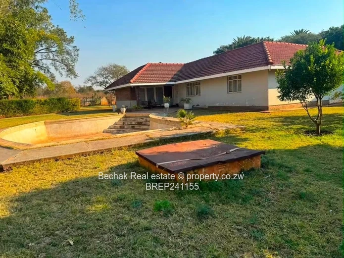 Classic Kumalo Bungalow: 4 Beds, Pool & Large Garden