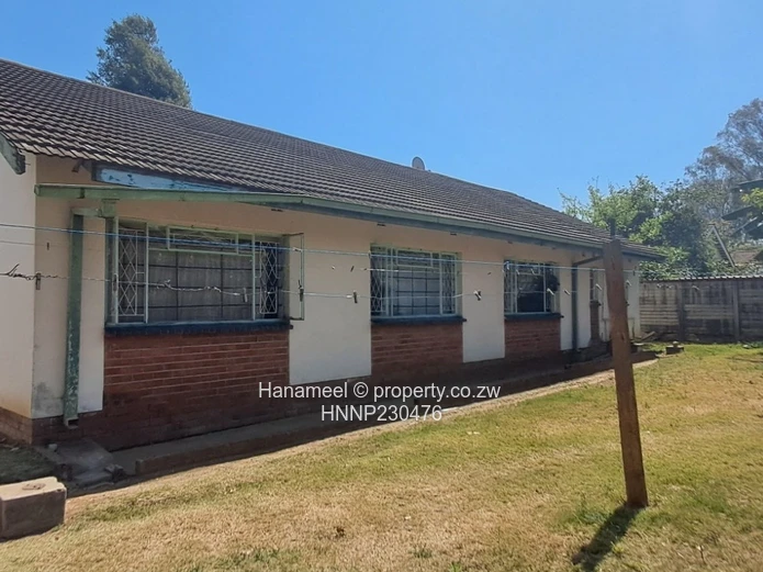 Hatfield 3-bed bungalow on 2000m² — borehole & garage