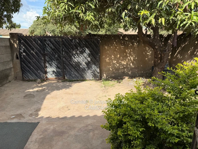 Mufakose,2-Bed core house walled and gated sitting on 200m² near shops and schools  (Sole Mandate)
