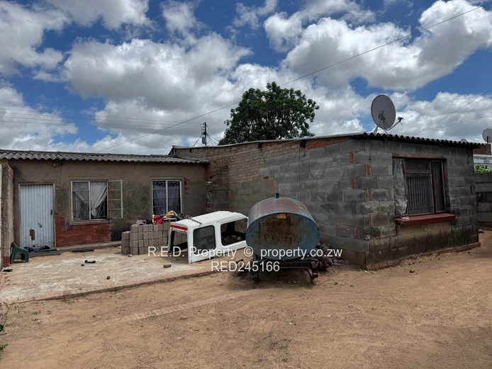 Renovation Opportunity In Luveve!