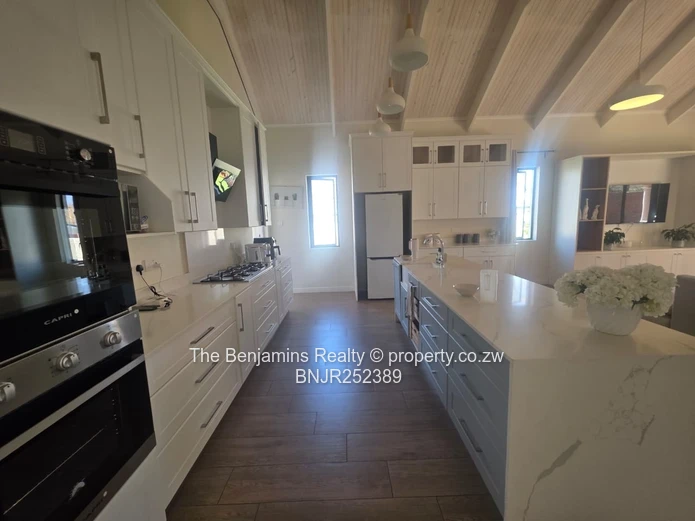 Up Market Townhouse In Newlands