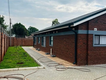 4 Bedroom Flat & Apartment