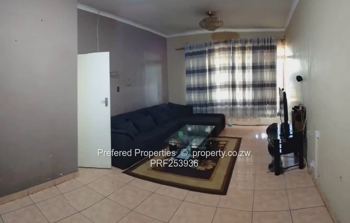 Avenues: 2-Bed Tiled Flat with Fitted Kitchen & Parking (Sole Mandate)