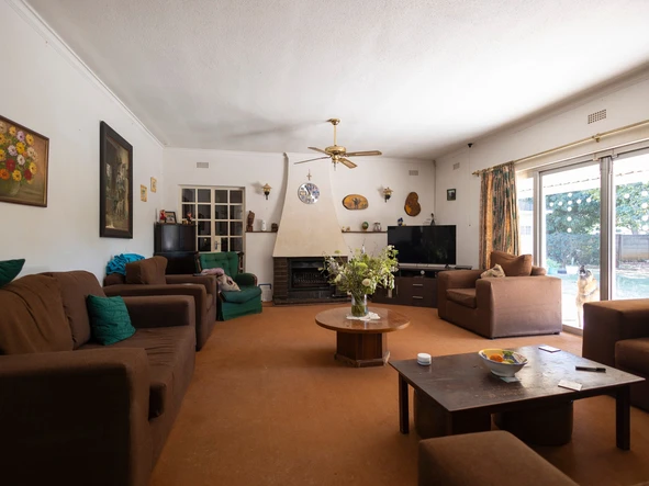 Home With A Cottage In Quiet Close