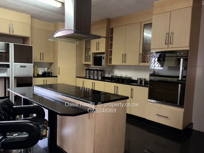 Prime Property with Harare Drive road frontage !!!